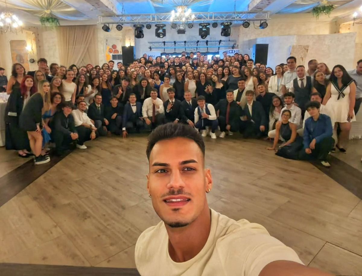 Robert-Nicolae Feraru · Selfie cu sala, 2026