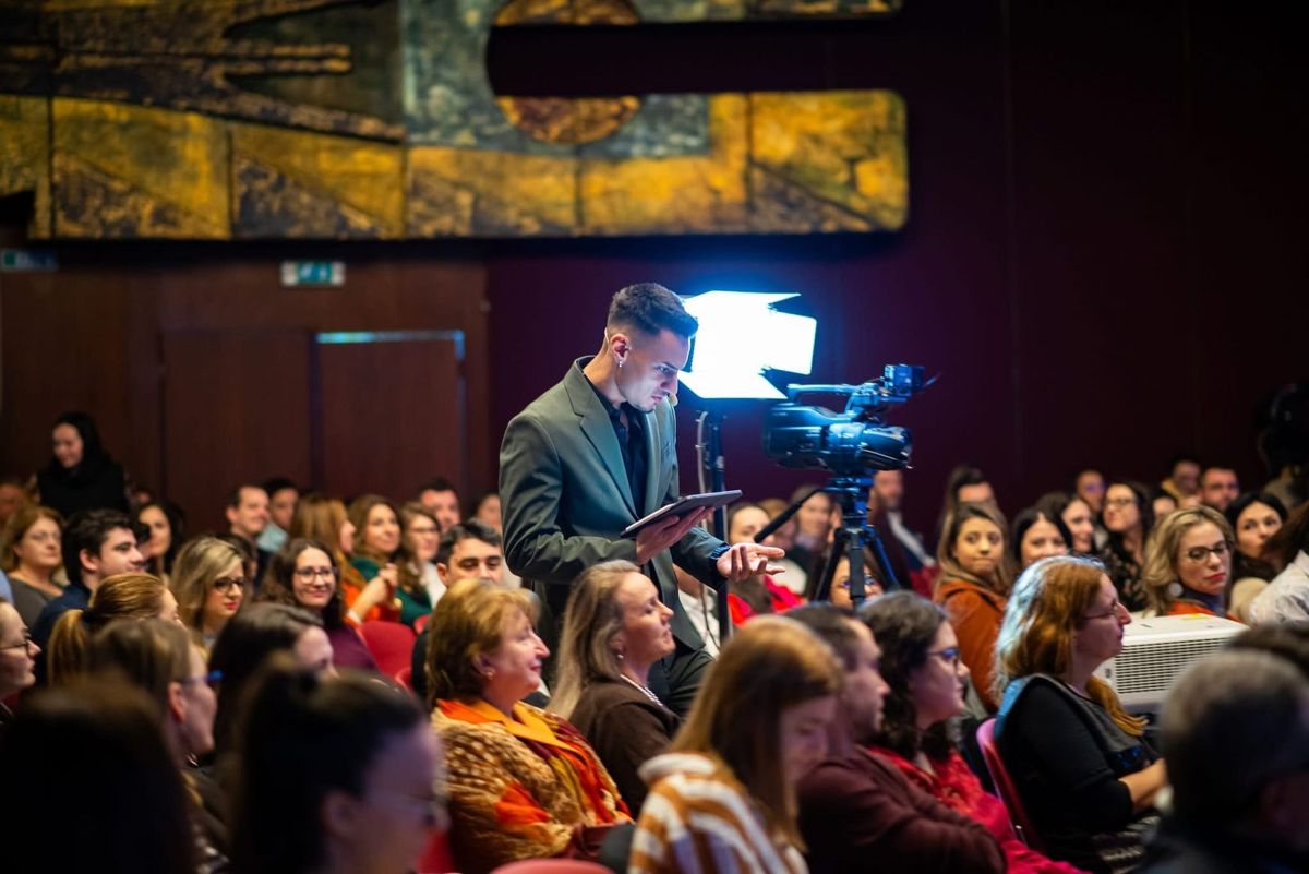 Robert-Nicolae Feraru, host în fața unei săli pline