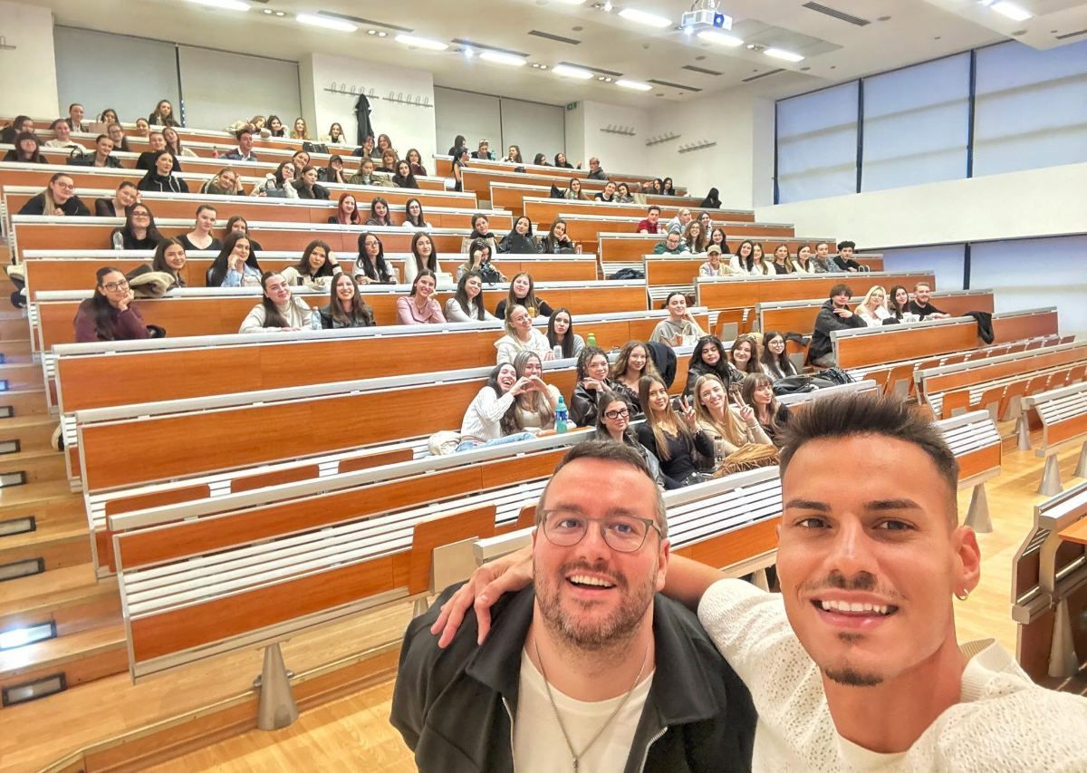 Robert-Nicolae Feraru alături de studenții Facultății de Comunicare și Relații Publice, SNSPA