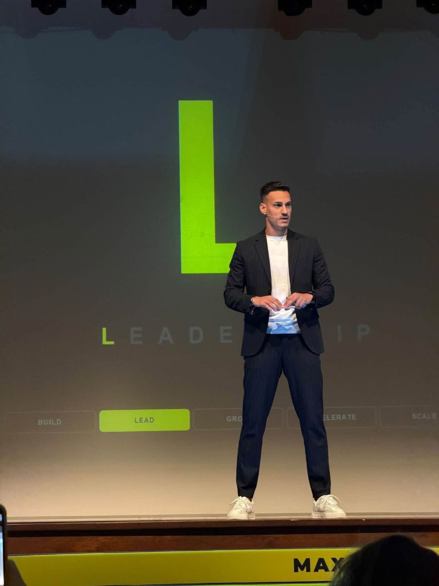 Robert-Nicolae Feraru pe scenă la MBV Summit 2026, keynote despre leadership